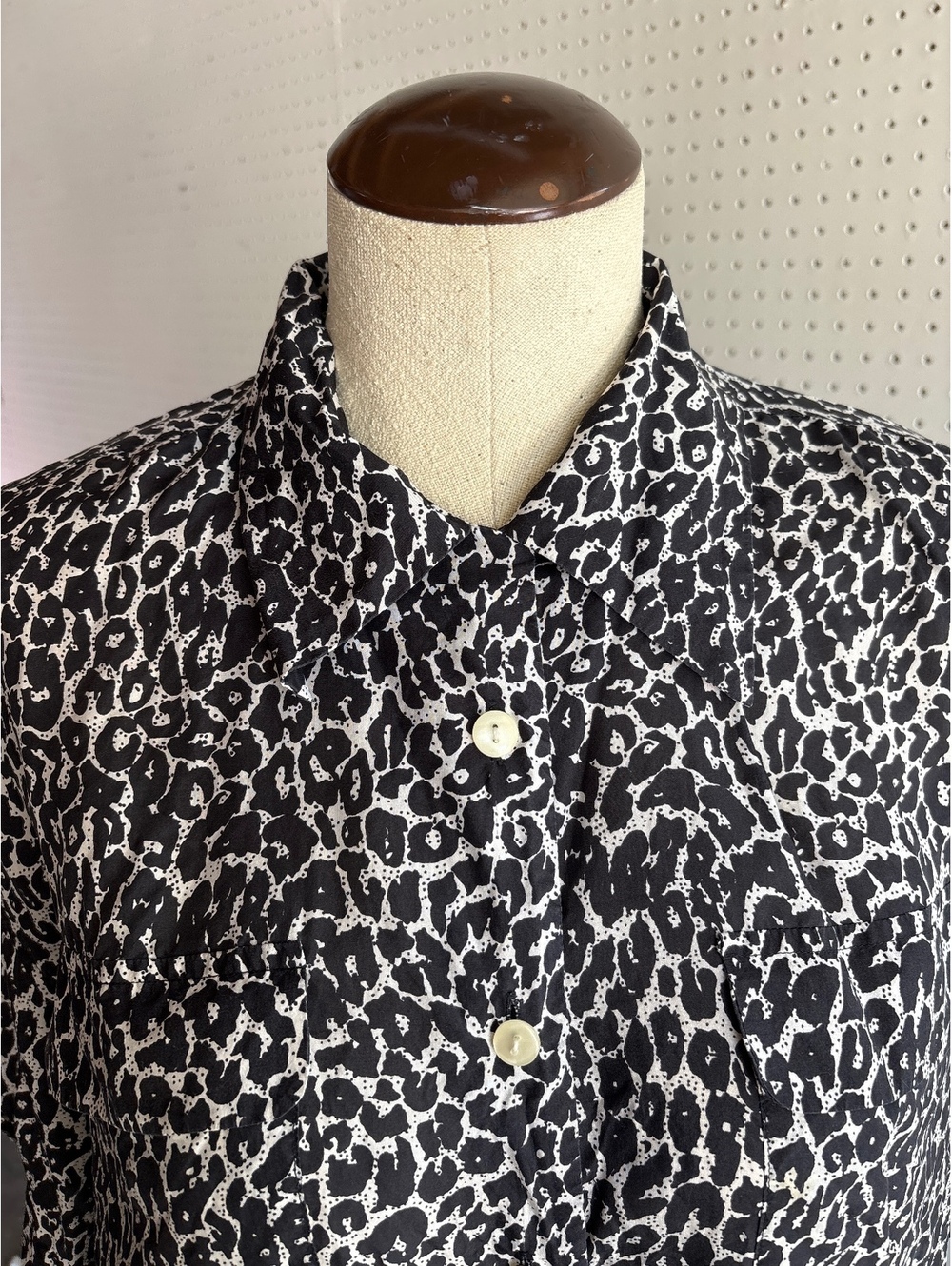 CEZAR Women's Black and White Silk Leopard Print Button-Up Shirt Medium